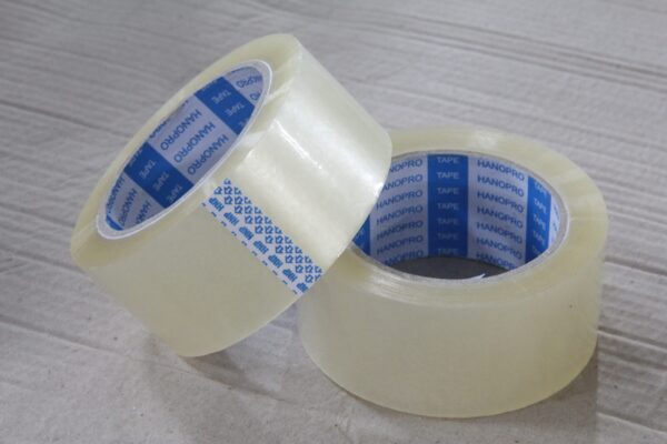 Băng dính đóng hàng. Khổ cuộn: 5cm. Khối lượng: 0.5kg/cuộn. Màu sắc: Trắng trong