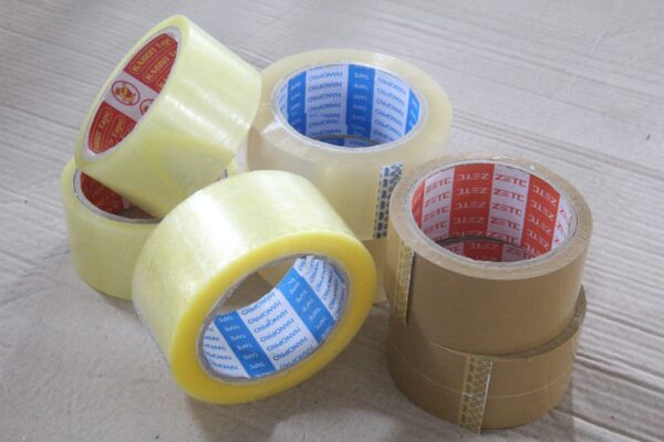 Băng dính đóng hàng. Khổ cuộn: 2.4cm. Khối lượng: 0.5kg/cuộn. Màu sắc: Trắng trong