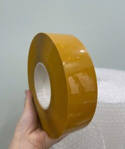 Băng dính đóng hàng. Khổ cuộn: 2.4cm. Khối lượng: 0.5kg/cuộn. Màu sắc: Vàng đậm