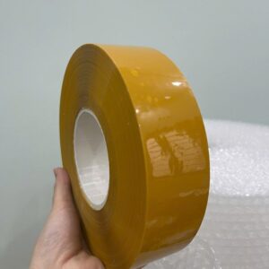 Băng dính đóng hàng. Khổ cuộn: 4cm. Khối lượng: 0.5kg/cuộn. Màu sắc: Vàng đậm