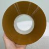 Băng dính đóng hàng. Khổ cuộn: 2.4cm. Khối lượng: 0.5kg/cuộn. Màu sắc: Vàng đậm