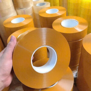 Băng dính đóng hàng. Khổ cuộn: 3.5cm. Khối lượng: 0.5kg/cuộn. Màu sắc: Vàng đậm